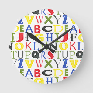 Horloge Ronde Lettres de couleur vive de Megan Meagher