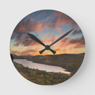 Horloge Ronde Lever de soleil vibrant sur le lac des nuages en a