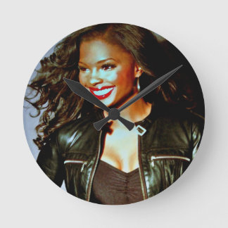 Horloge Ronde "Lèvres et cuir rouges" par Lanisha Cole