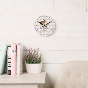 Horloge Ronde Lièvre rustique et carottes à carreaux beige de fe