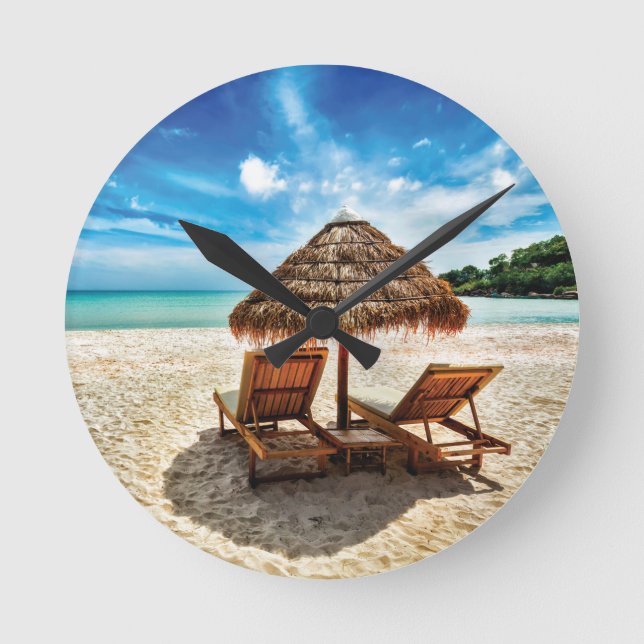Horloge Ronde Lounge chairs on beach throw pillow (Recto)
