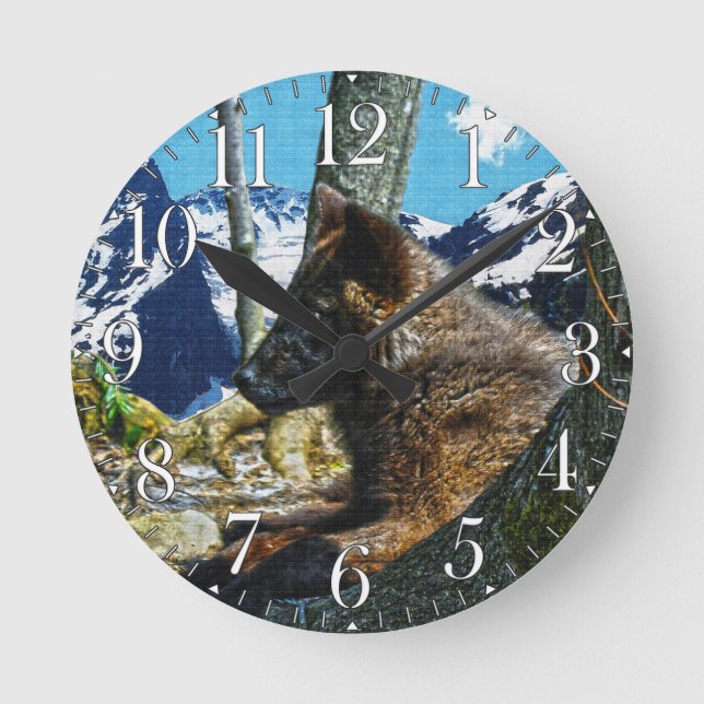 Horloge Ronde Loup noir de montagne reposant par les arbres Art  (Recto)