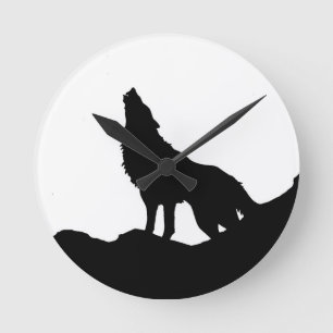 Horloge Ronde Loup solitaire debout sur une colline
