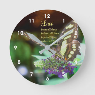 Horloge Ronde Love Corinthians 13:7 Citation Bible Papillon