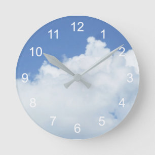 Horloge Ronde Lovely Fluffy White Cloud dans le ciel bleu
