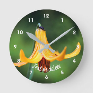 Horloge Ronde Lys de Canada sauvage avec insectes personnalisés