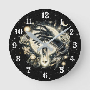 Horloge Ronde Main tenant un cristal sous le clair de lune