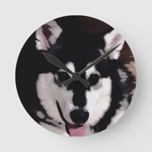 Horloge Ronde Malamute d'Alaska de sourire noir et blanc