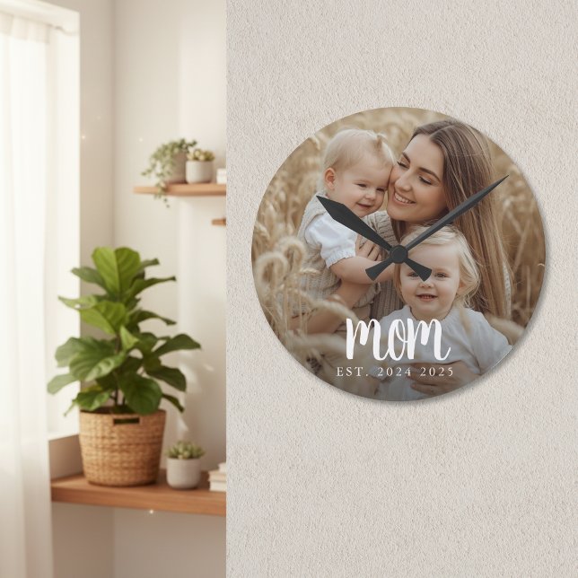 Horloge Ronde Maman a établi un script minimal moderne pour phot (modern minimal white script mom established dates with custom photo wall clock for mother's day gift)