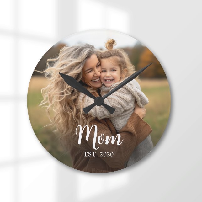 Horloge Ronde Maman a établi une photo de script blanc (Mom established script text with photo personalized wall clock gift)