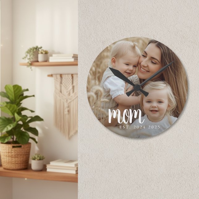 Horloge Ronde Maman Etabli Moderne Texte Blanc Photo (modern white script photo mom established year date kids picture mothers day gift for new mama)