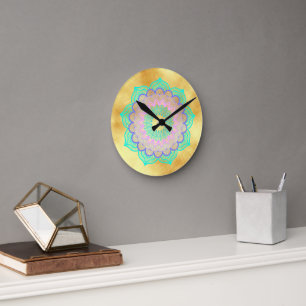 Horloge Ronde Mandala Coloré sur Fond Or Doux