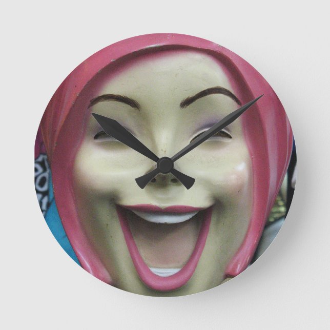 Horloge Ronde Mannequin fou de rire ~ Uncanny Valley Girl (Recto)