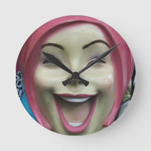 Horloge Ronde Mannequin fou de rire ~ Uncanny Valley Girl