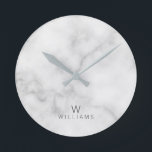 Horloge Ronde Marbre blanc avec monogramme et nom personnalisés<br><div class="desc">White Marble
featuring monogram and name in grey modern sérif style on white marble background

Perfect as as housewarming venin,  poison,  holiday venin,  family reunion venin et venin pour tout produit d’occasion spécial.</div>