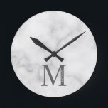 Horloge Ronde Marbre blanc Monogramme personnalisé et nom<br><div class="desc">Monogramme personnalisé et design de nom caractéristiques monogramme personnalisé et nom dans le style de police serif classique. Remarque : Les détails du marbre sont simulés dans l'oeuvre. Il n'y aura pas de marbre sur ce produit.</div>