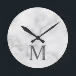 Horloge Ronde Marbre blanc Monogramme personnalisé et nom<br><div class="desc">Monogramme personnalisé et design de nom caractéristiques monogramme personnalisé et nom dans le style de police serif classique. Remarque : Les détails du marbre sont simulés dans l'oeuvre. Il n'y aura pas de marbre sur ce produit.</div>