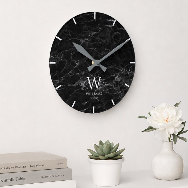 Horloge Ronde Marbre Noir Monogramme Blanc Initiale & Nom Person (Créateur téléchargé)