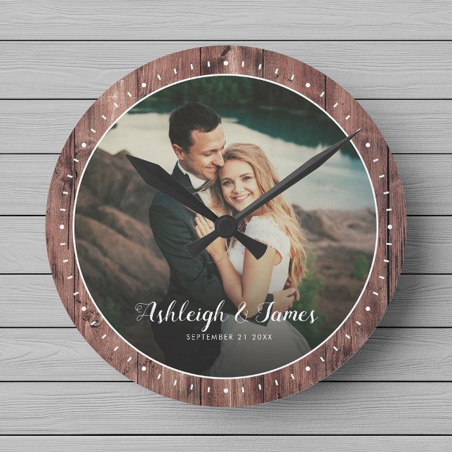 Horloge Ronde Mariage moderne personnalisé rustique Script photo (Créateur téléchargé)