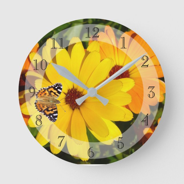 Horloge Ronde Marigolds et papillon ensoleillé (Recto)