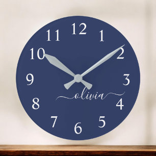 Horloge Ronde Marine Bleu Blanc moderne Script Girl Monogramme N