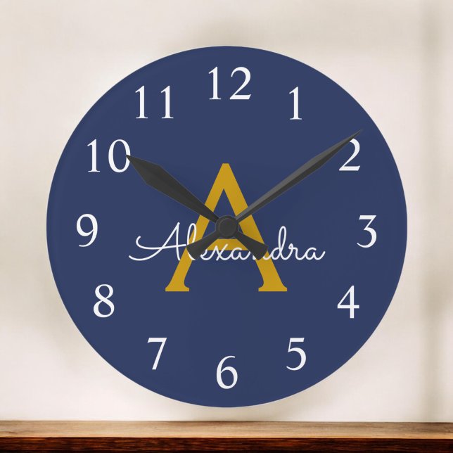 Horloge Ronde Marine Blue Gold Modern Script Girl Monogramme Nom (Créateur téléchargé)