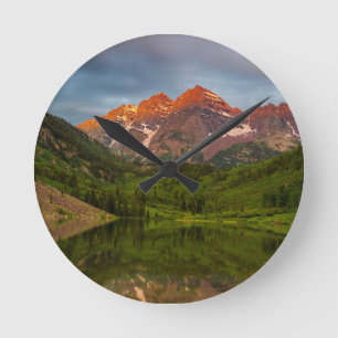 Horloge Ronde Maroon Bells se reflètent dans le lac Maroon calme