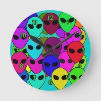 Masse brillante d'Aliens face à cadenas