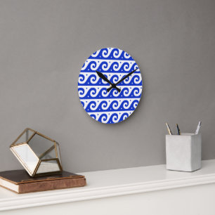 Horloge Ronde Méandre grec, motif de vague méditerranéen, bleu