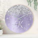 Horloge Ronde Métal brossé violet Parties scintillant d'argent N<br><div class="desc">Easily personalize this trendy chic round clock design featuring pretty silver sparkling glitter on a purple brushed metallic background.</div>