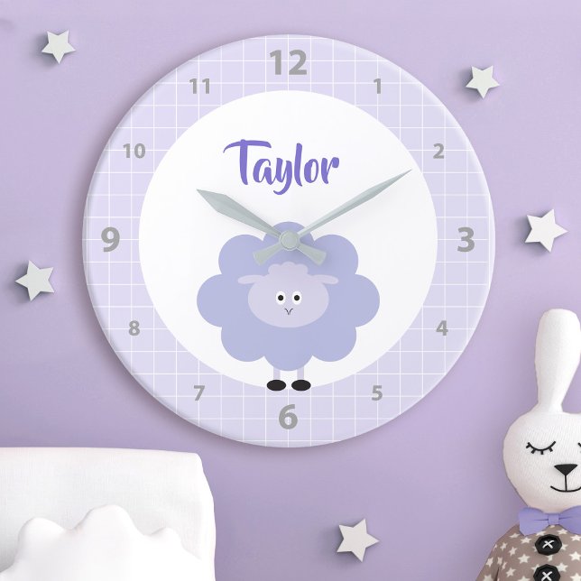 Horloge Ronde Mignon Agneau Violet Douce Enfants Crèche Nom Pers (Créateur téléchargé)
