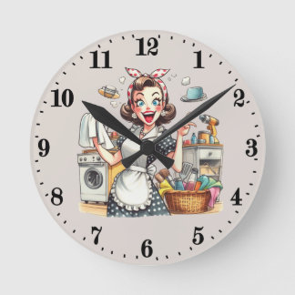 Horloge Ronde Mignonne femme de nettoyage vintage