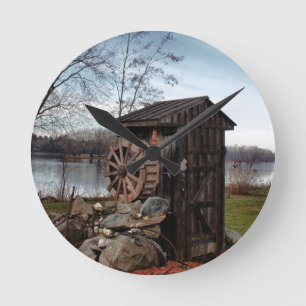 Horloge Ronde Milling about the old outhouse