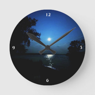 HORLOGE RONDE MINUIT SUR LE LAC