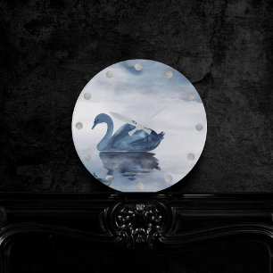 Horloge Ronde Misty Reflections   Moody Dusty Blue Swan sur le l