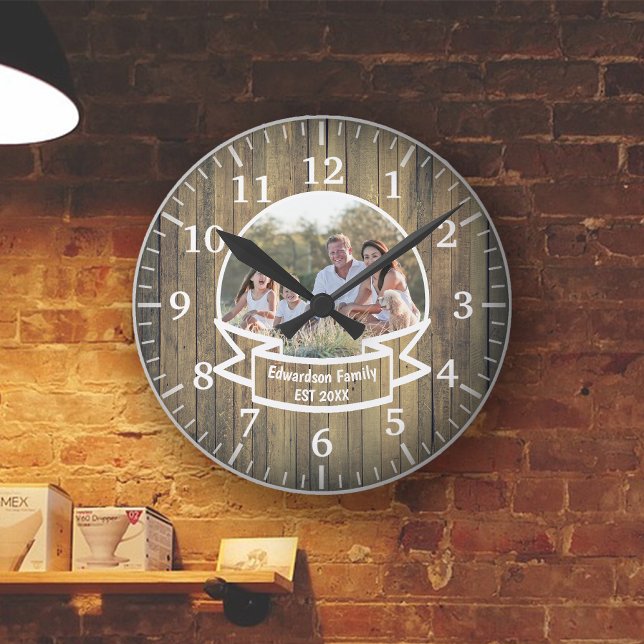 Horloge Ronde Modèle photo de famille Rustic Wood (Créateur téléchargé)