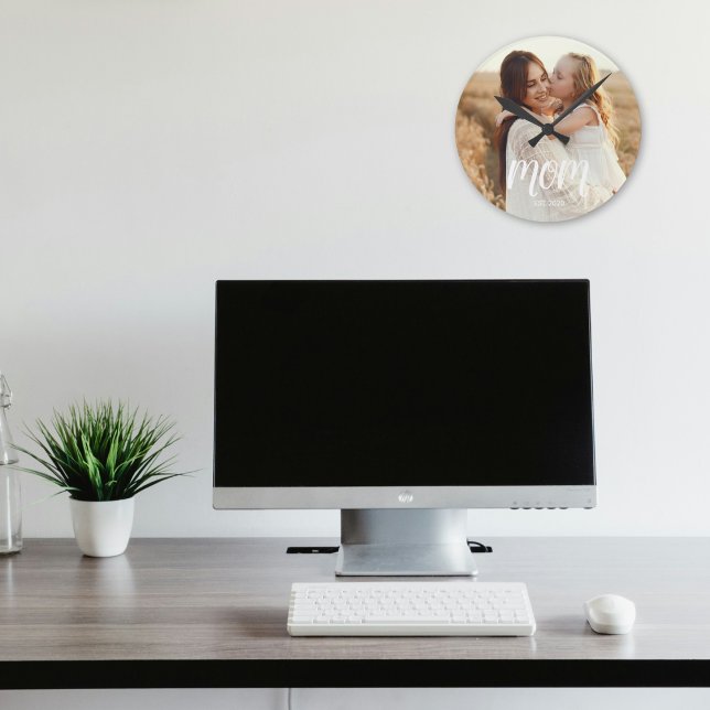Horloge Ronde Mom Established Modern White Script Photo (Créateur téléchargé)