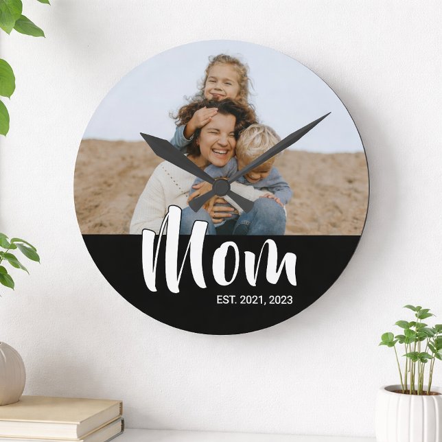 Horloge Ronde Mom Established Modern White Script Photo (Mom Established Modern White Script Photo Round Clock)