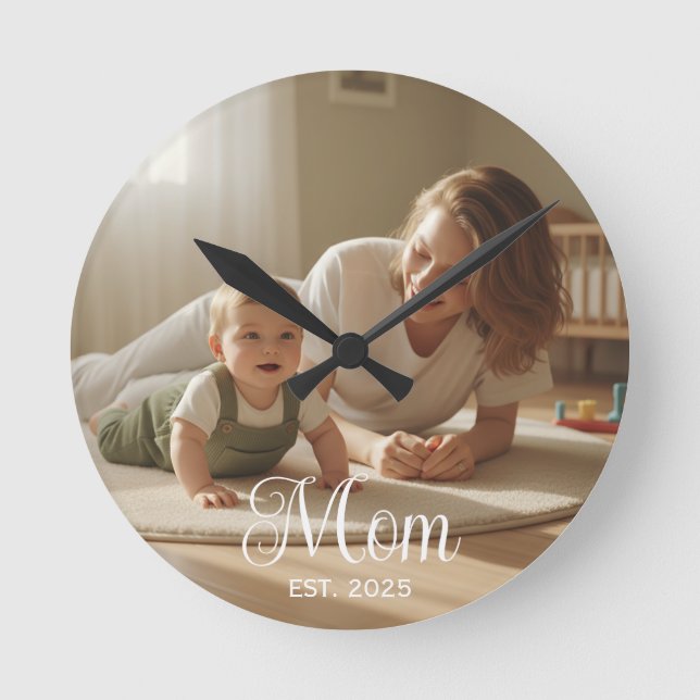 Horloge Ronde Mom Established Modern White Script Photo Clock (Recto)