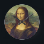 Horloge Ronde Mona Lisa de Leonardo da Vinci<br><div class="desc">Ce portrait d'une femme par l'artiste italien Leonardo da Vinci,  a été acclamé comme "le plus connu,  visitée,  le plus écrit environ,  la plus chantée environ,  l'oeuvre d'art la plus parodiée au monde".</div>
