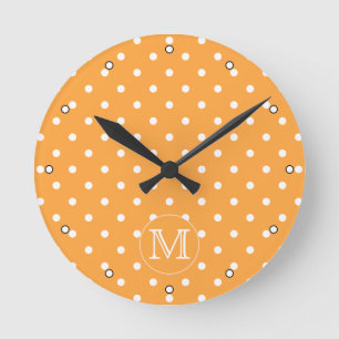 Horloge Ronde Mongram de Custom. Orange et blanc Polka Dot.