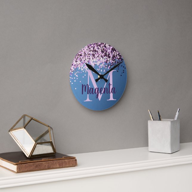 Horloge Ronde Monogram Lavender Confetti on Blue           (Bureau)