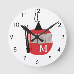 Horloge Ronde Monogram Retro Red Ski Gondola Lift Personnalisé