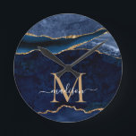 Horloge Ronde monograme de la marine Blue Gold Agate Geode Glitt<br><div class="desc">Glam Navy Blue Gold Glitter Sparkle Agate Geode Gemstone Elegant Feminine Monogram Script Name Clocks</div>