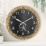 Horloge Ronde Monogramme à étincelle noire à Parties scintillant<br><div class="desc">Personnalisez facilement ce design élégant et tendance d'horloge avec une jolie parties scintillant dorée brillante sur un arrière - plan métallique brossé noir.</div>