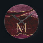 Horloge Ronde Monogramme de la Parties scintillant de la géode d<br><div class="desc">Glam Burgundy Red Gold Parties scintillant Sparkle Agate Geode Gemstone Élégante Feminine Monogramme Nom du script Horloge</div>