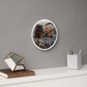 Horloge Ronde Monogramme de mariage personnalisé avec photo de c