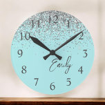 Horloge Ronde Monogramme de Parties scintillant d'argent bleu Gi<br><div class="desc">Girly Aqua Blue et Silver Sparkle Parties scintillant Brossé Script Monogramme Nom Horloge. Cela rend le cadeau parfait pour 16 ans,  mariage,  douche nuptiale,  anniversaire,  baby shower ou bachelorette pour quelqu'un qui aime le luxe glam et les styles chic.</div>