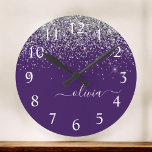 Horloge Ronde Monogramme de Parties scintillant d'argent violet<br><div class="desc">Purple and Silver Sparkle Glitter Brushed Script Monogram Clock. This makes the perfect sweet 16 birthday,  wedding,  bridal shower,  anniversary,  baby shower or bachelorette party gift for someone that loves glam luxury and chic styles.</div>