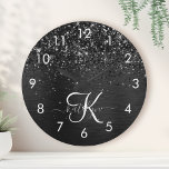 Horloge Ronde Monogramme d'étincelle à Parties scintillant noire<br><div class="desc">Personnalisez facilement ce design élégant et tendance,  24h/24,  avec une jolie parties scintillant brillante noire sur un arrière - plan métallique brossé noir.</div>